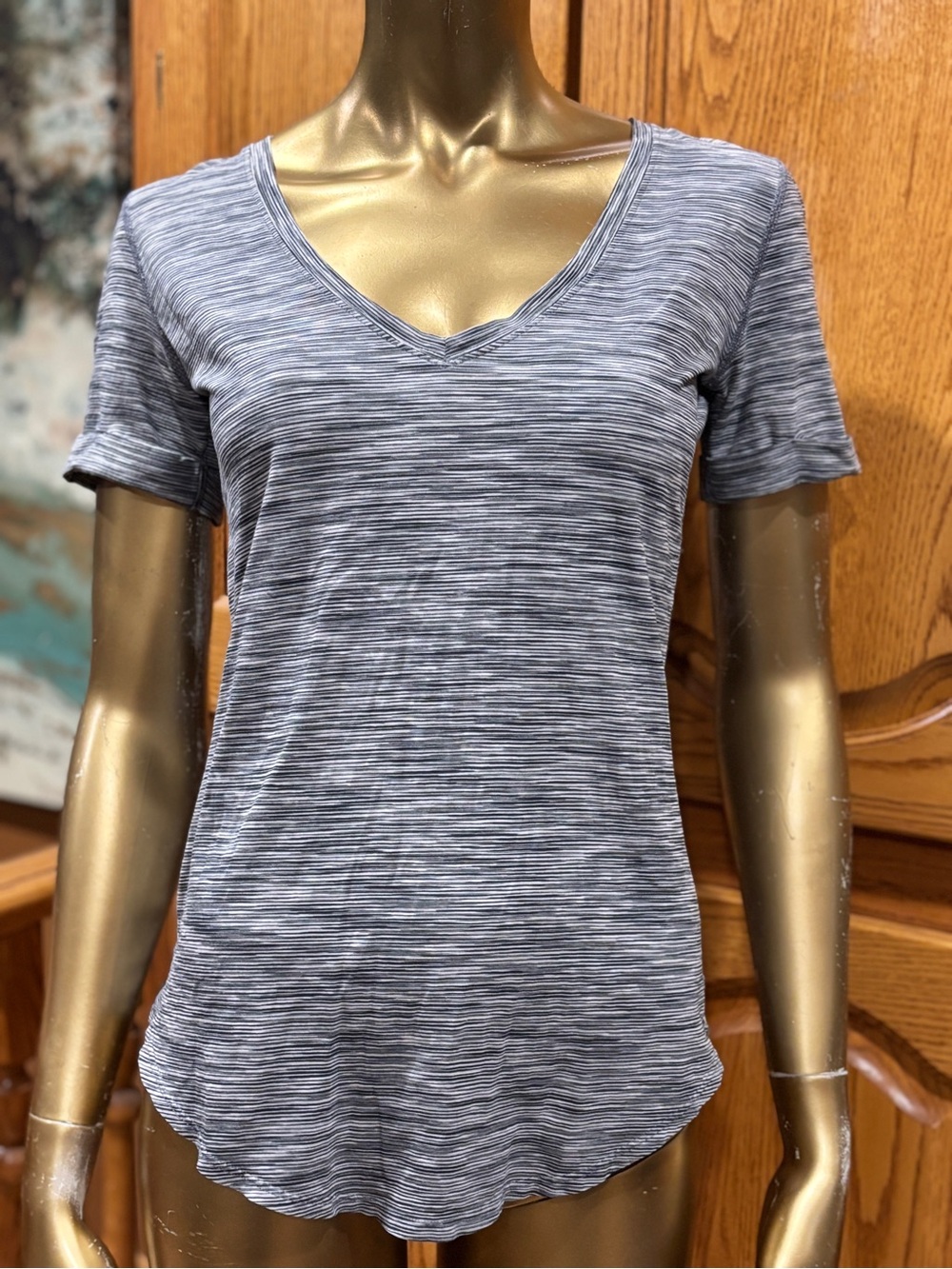 lululemon athletica Heathered Gray V-Neck Short Sleeve Tee